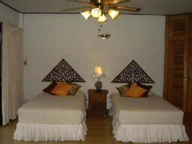 Ruen Thai Rim Haad Thang Kwian Exterior foto