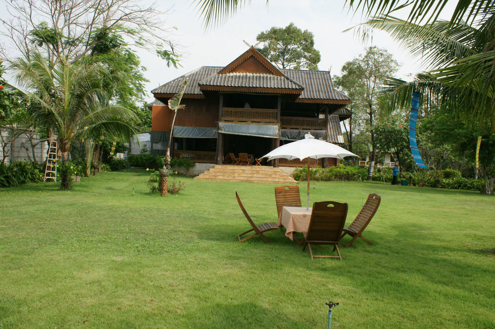 Ruen Thai Rim Haad Thang Kwian Exterior foto