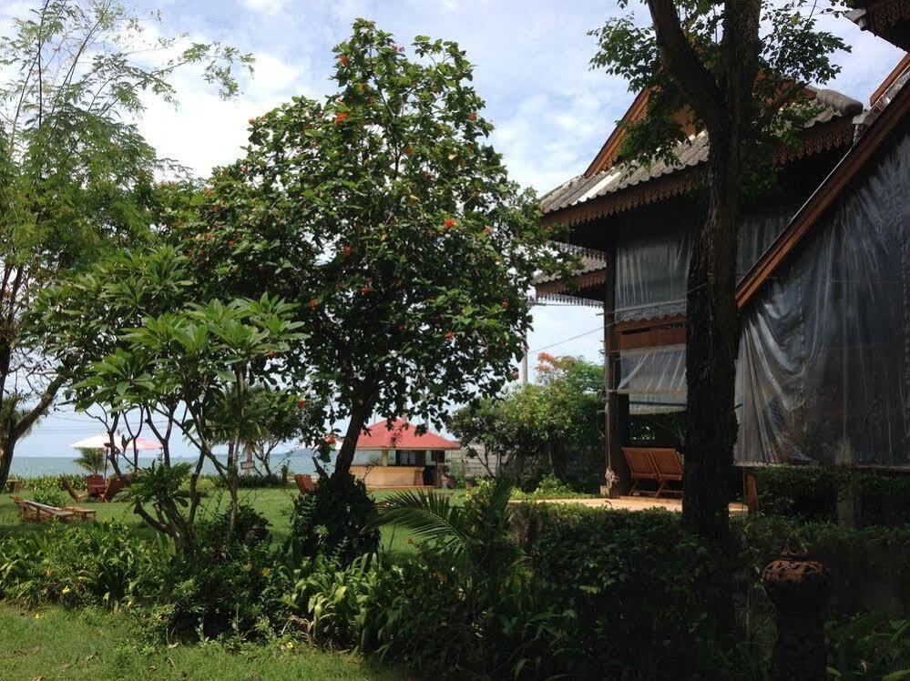 Ruen Thai Rim Haad Thang Kwian Exterior foto